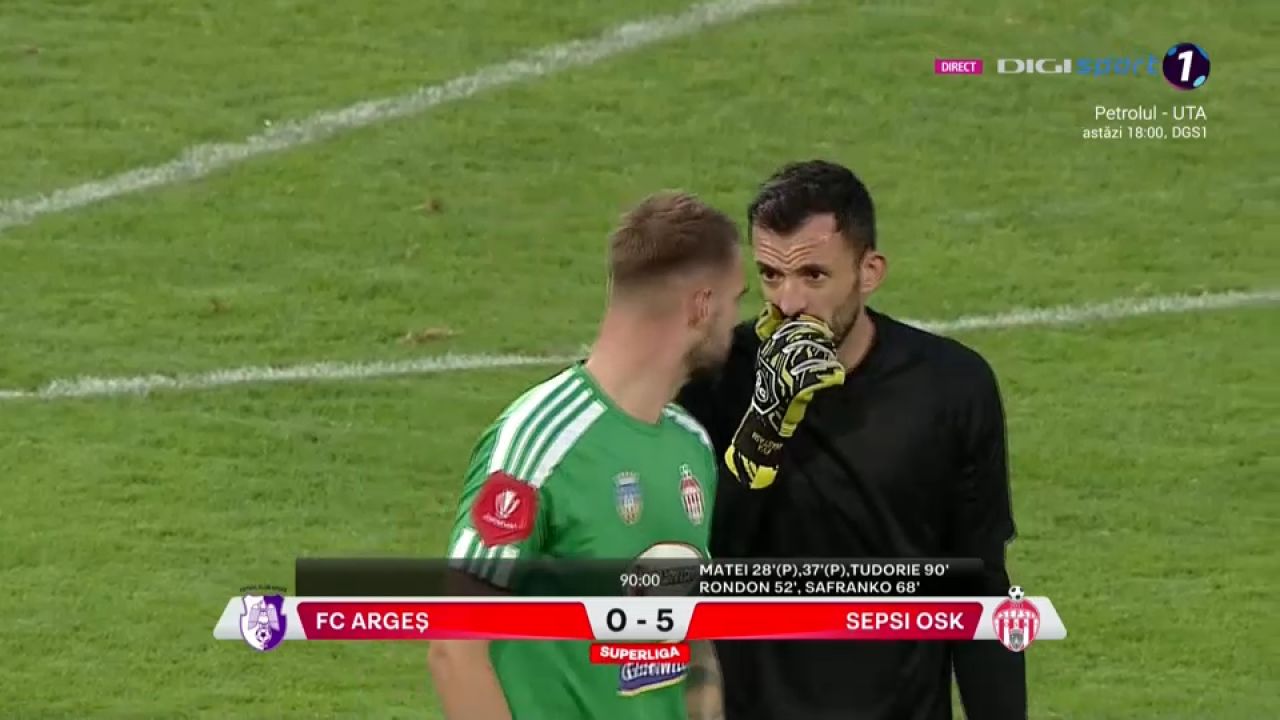 Imaginile deznădejdii după FC Argeș-Sepsi 0-5! Cătălin Straton a izbucnit în plâns și a fost consolat de Marius Croitoru_2