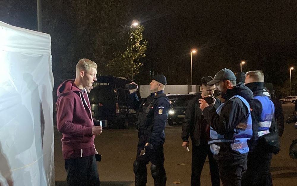 Jandarmii nu iartă pe nimeni! Fanii, controlați ”la sânge” și pozați cu buletinul în mână înainte de FCSB - Rapid_4