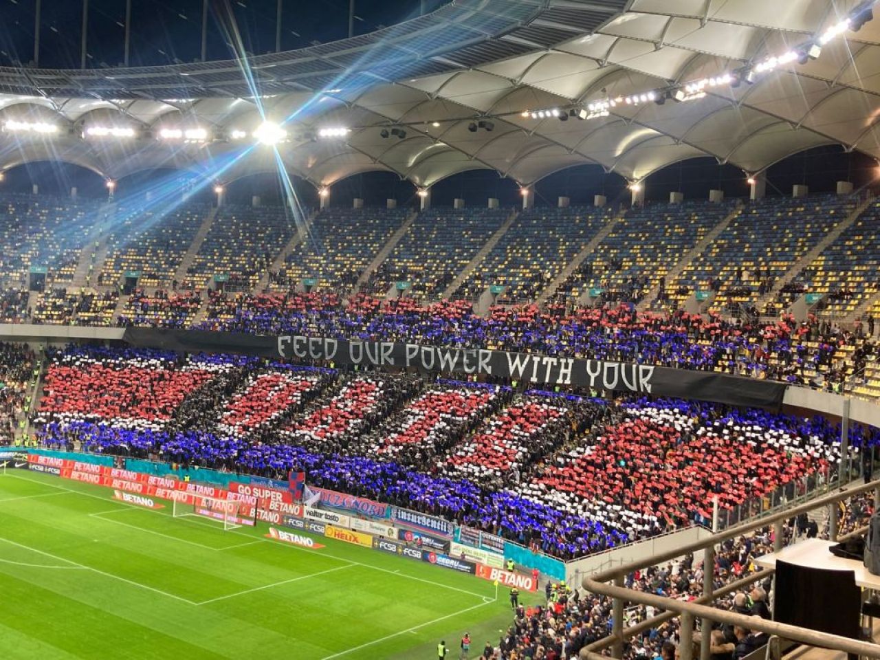 ”90% încă luați alocație”. Bannerele afișate în FCSB - Rapid_1
