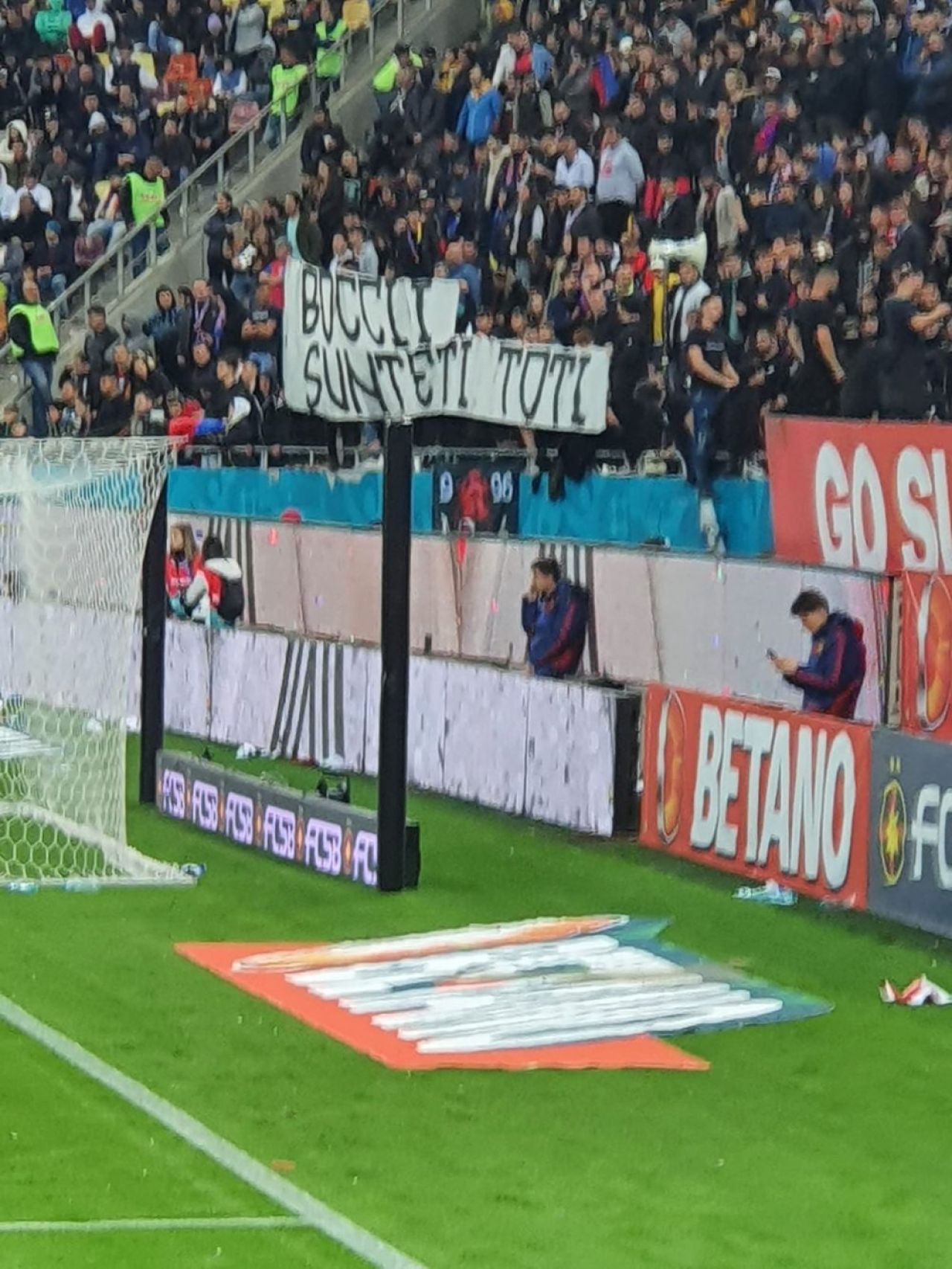 ”90% încă luați alocație”. Bannerele afișate în FCSB - Rapid_2