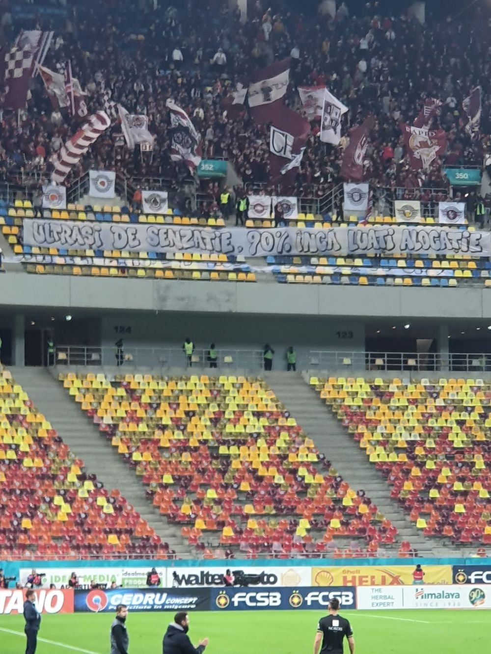”90% încă luați alocație”. Bannerele afișate în FCSB - Rapid_3