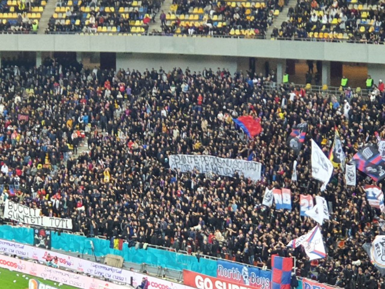 ”90% încă luați alocație”. Bannerele afișate în FCSB - Rapid_6