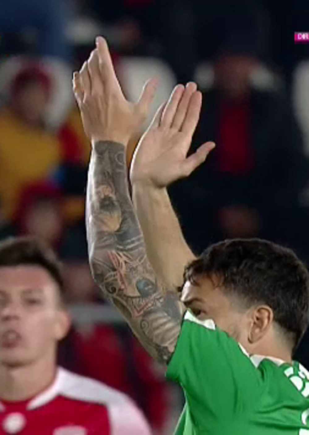 Denis Ciobotariu a întrerupt interviul pentru a le răspunde fanilor lui Dinamo: 