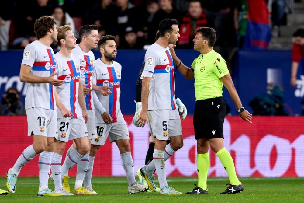 Premieră istorică pentru FC Barcelona într-un meci controversat: Lewandowski, eliminat în prima repriză! Pique a văzut cartonaș roșu la ultimul meci din carieră _2