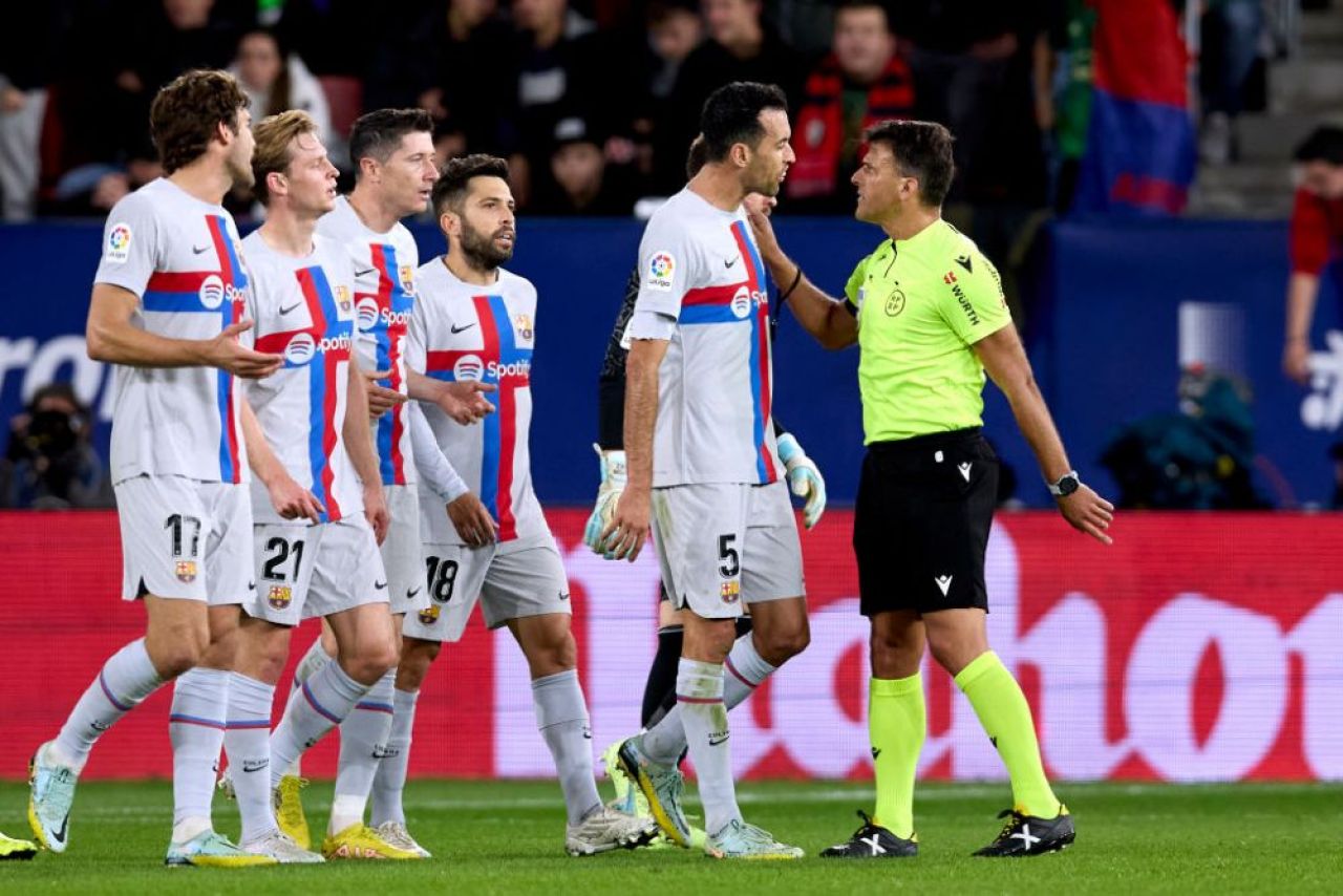 Premieră istorică pentru FC Barcelona într-un meci controversat: Lewandowski, eliminat în prima repriză! Pique a văzut cartonaș roșu la ultimul meci din carieră _2
