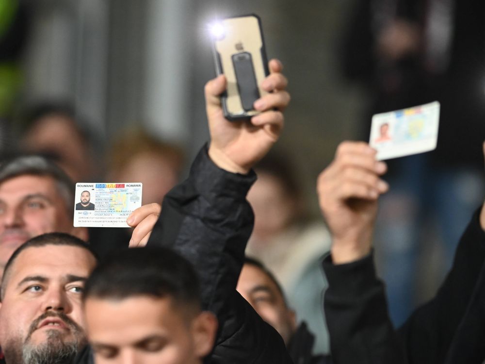 Cu buletinele în aer! Cum au protestat fanii Rapidului, înainte de meciul cu Farul_3