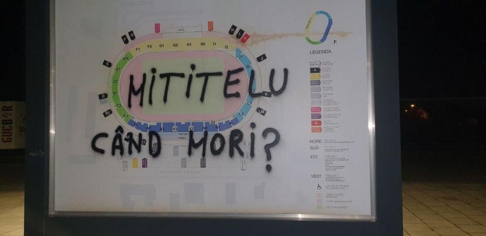 &bdquo;Pleacă, sclavule!&rdquo; Sediul lui FCU Craiova a fost vandalizat de fani! Huliganii i-au lăsat lui Mititelu o coroană funerară acasă&nbsp;