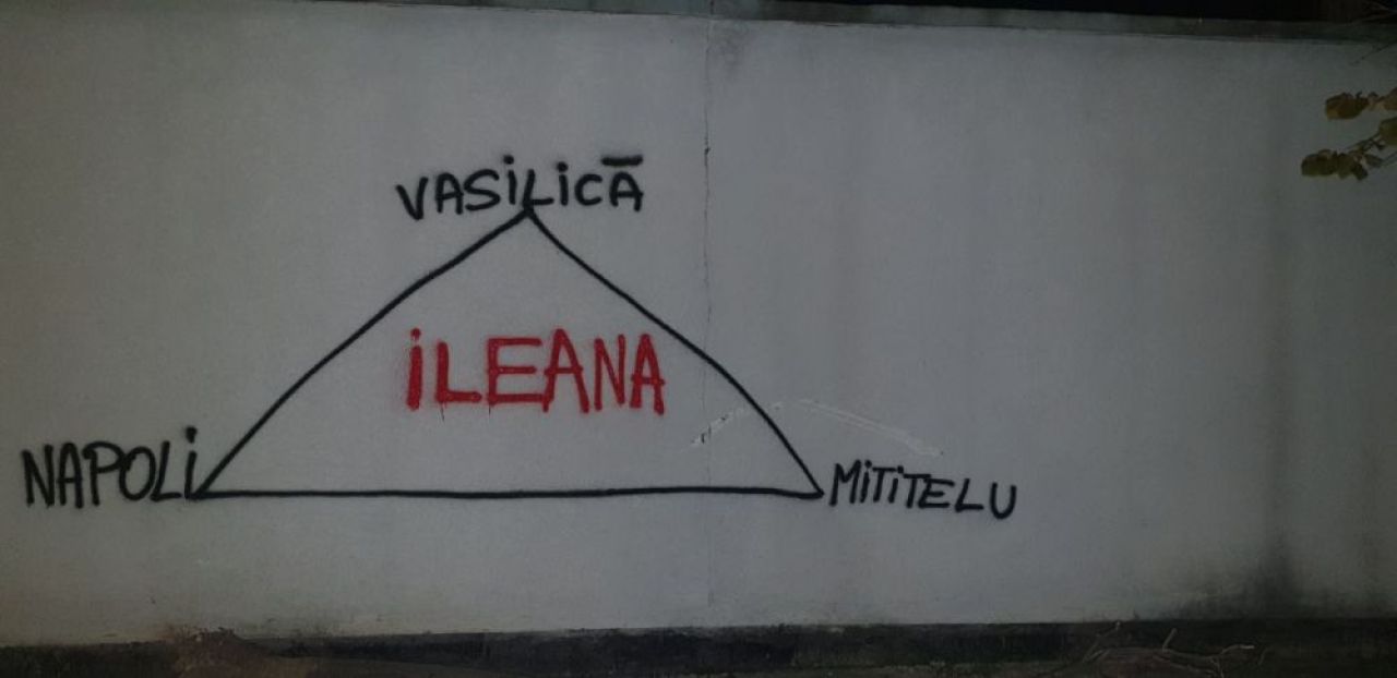 „Pleacă, sclavule!” Sediul lui FCU Craiova a fost vandalizat de fani! Huliganii i-au lăsat lui Mititelu o coroană funerară acasă _2