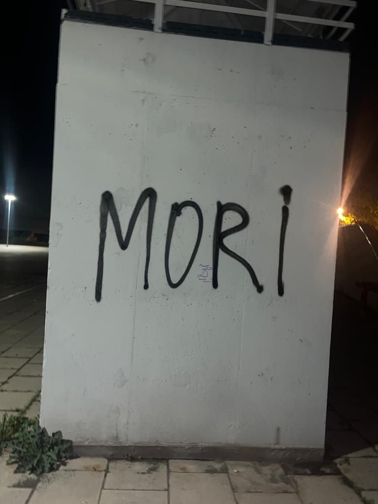 „Pleacă, sclavule!” Sediul lui FCU Craiova a fost vandalizat de fani! Huliganii i-au lăsat lui Mititelu o coroană funerară acasă _3