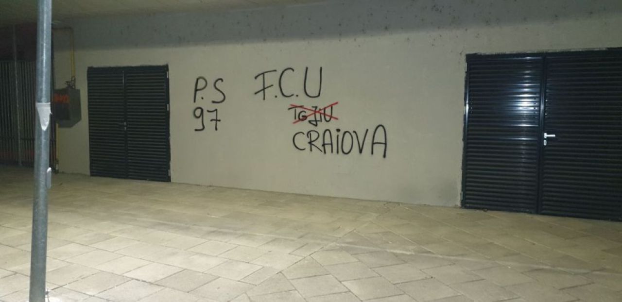 „Pleacă, sclavule!” Sediul lui FCU Craiova a fost vandalizat de fani! Huliganii i-au lăsat lui Mititelu o coroană funerară acasă _4