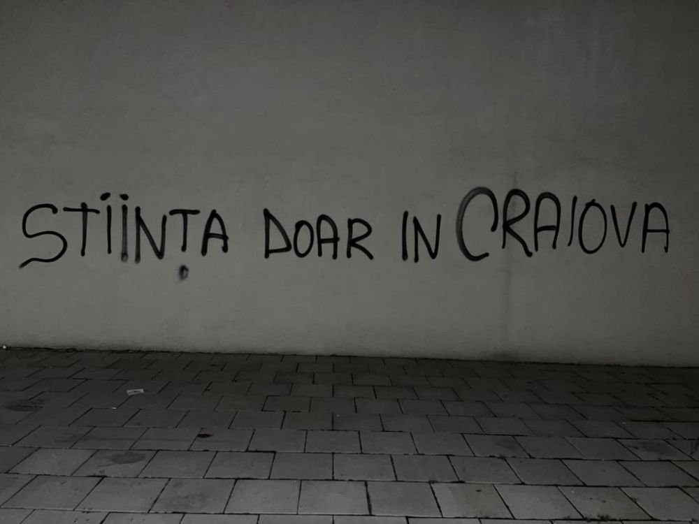 „Pleacă, sclavule!” Sediul lui FCU Craiova a fost vandalizat de fani! Huliganii i-au lăsat lui Mititelu o coroană funerară acasă _5
