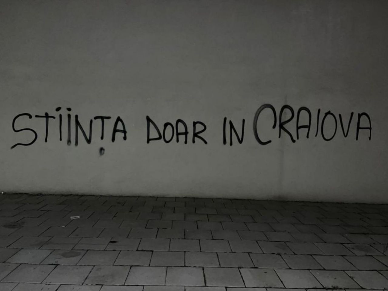 „Pleacă, sclavule!” Sediul lui FCU Craiova a fost vandalizat de fani! Huliganii i-au lăsat lui Mititelu o coroană funerară acasă _5