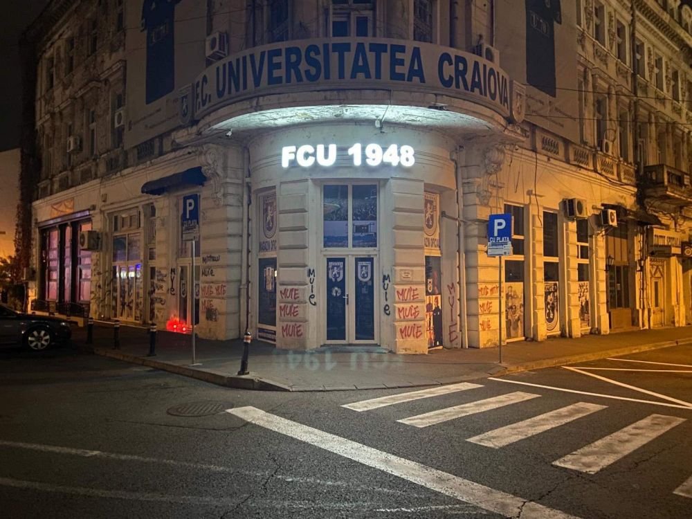 „Pleacă, sclavule!” Sediul lui FCU Craiova a fost vandalizat de fani! Huliganii i-au lăsat lui Mititelu o coroană funerară acasă _6