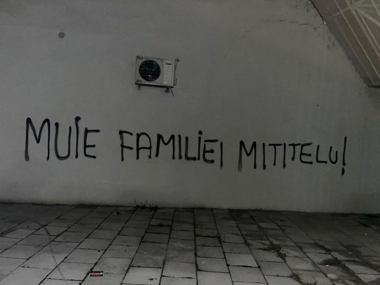 „Pleacă, sclavule!” Sediul lui FCU Craiova a fost vandalizat de fani! Huliganii i-au lăsat lui Mititelu o coroană funerară acasă _7