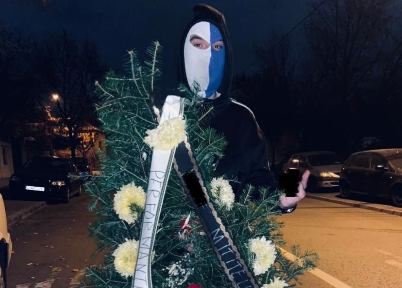„Pleacă, sclavule!” Sediul lui FCU Craiova a fost vandalizat de fani! Huliganii i-au lăsat lui Mititelu o coroană funerară acasă _8