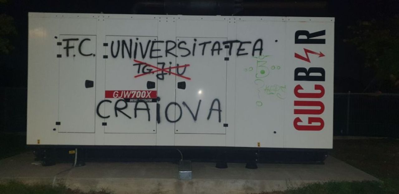 „Pleacă, sclavule!” Sediul lui FCU Craiova a fost vandalizat de fani! Huliganii i-au lăsat lui Mititelu o coroană funerară acasă _9