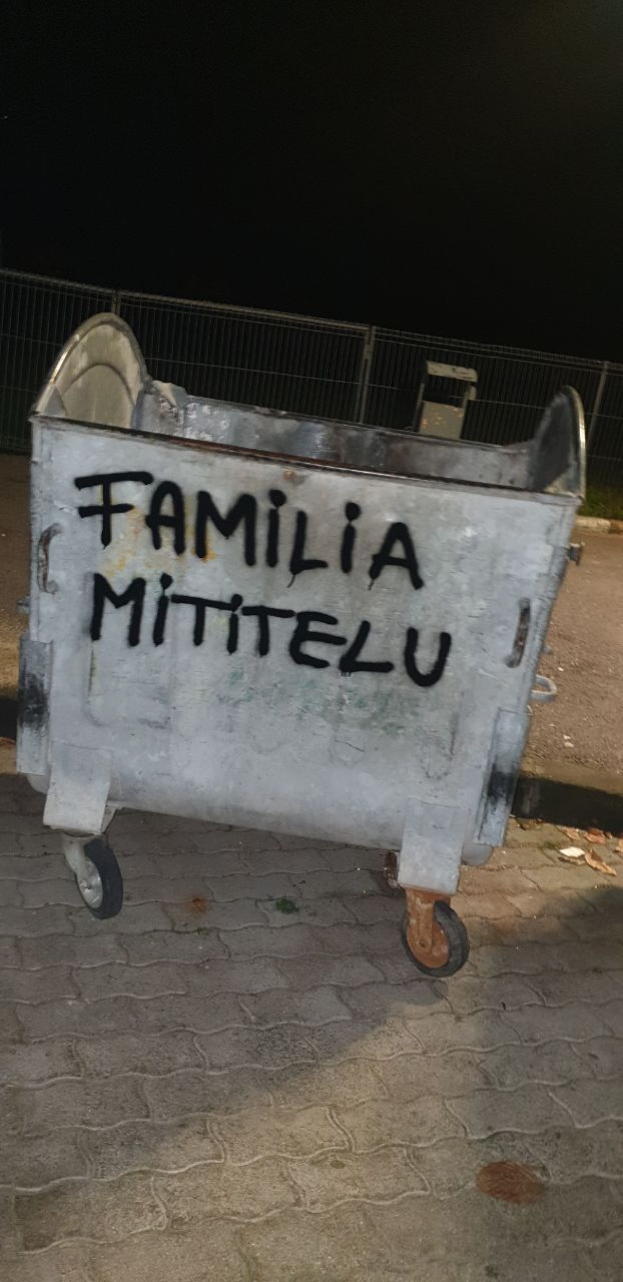 „Pleacă, sclavule!” Sediul lui FCU Craiova a fost vandalizat de fani! Huliganii i-au lăsat lui Mititelu o coroană funerară acasă _10
