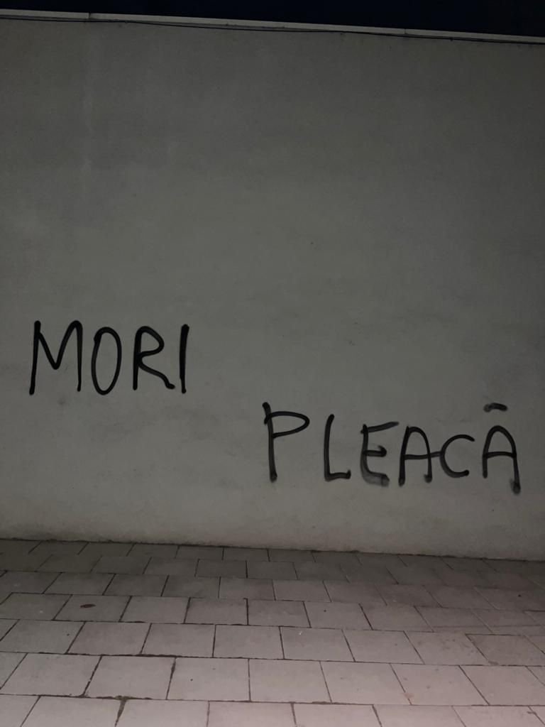 „Pleacă, sclavule!” Sediul lui FCU Craiova a fost vandalizat de fani! Huliganii i-au lăsat lui Mititelu o coroană funerară acasă _11