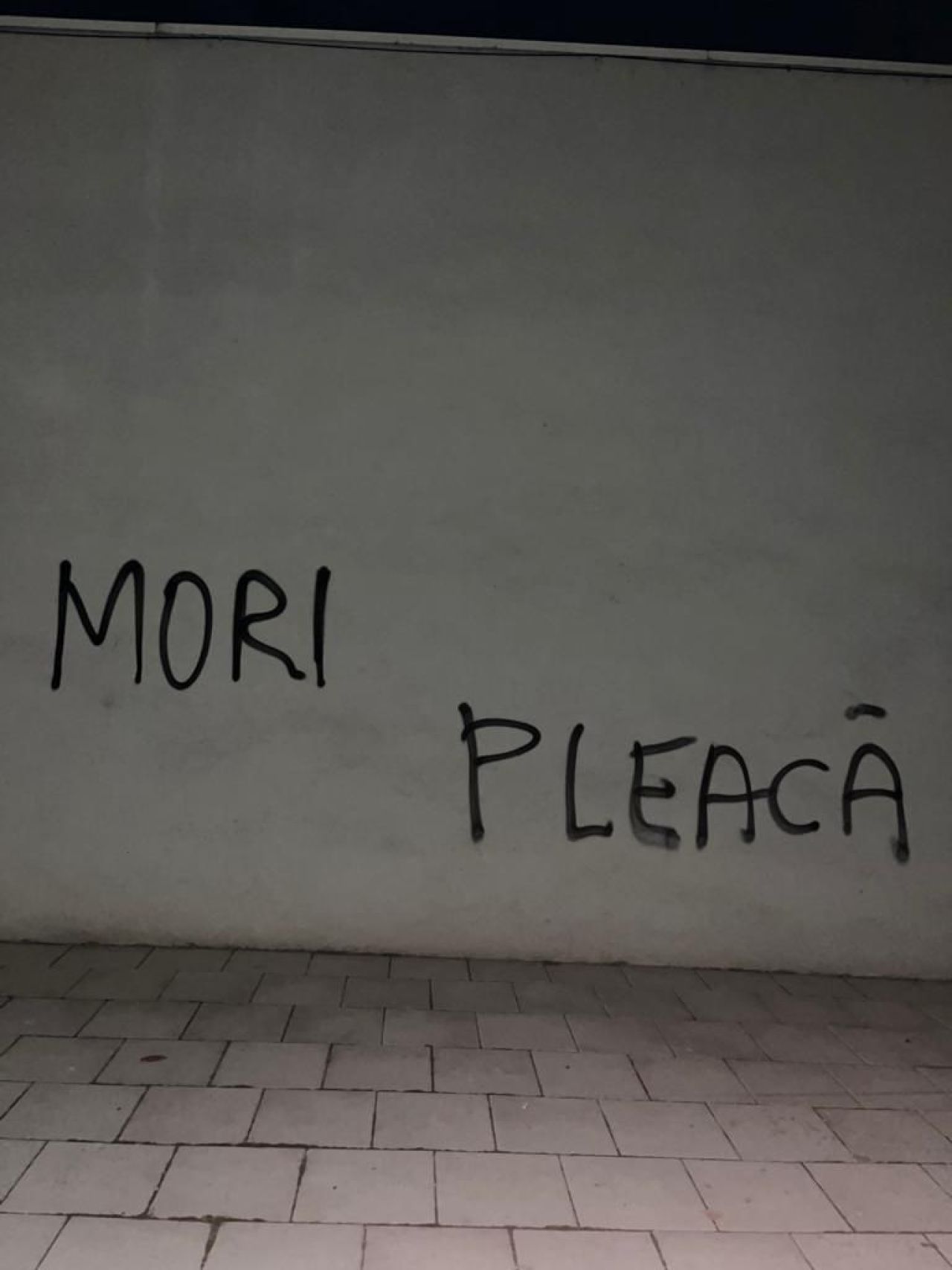 „Pleacă, sclavule!” Sediul lui FCU Craiova a fost vandalizat de fani! Huliganii i-au lăsat lui Mititelu o coroană funerară acasă _11