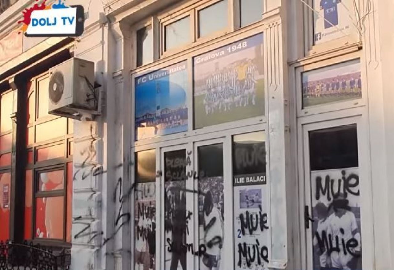 „Pleacă, sclavule!” Sediul lui FCU Craiova a fost vandalizat de fani! Huliganii i-au lăsat lui Mititelu o coroană funerară acasă _12
