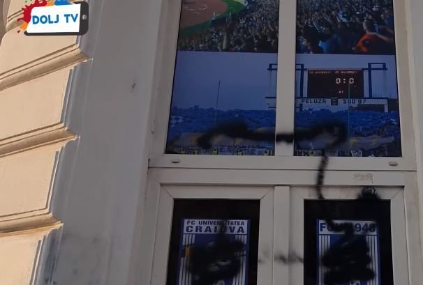 „Pleacă, sclavule!” Sediul lui FCU Craiova a fost vandalizat de fani! Huliganii i-au lăsat lui Mititelu o coroană funerară acasă _13
