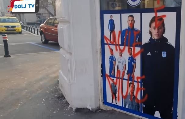 „Pleacă, sclavule!” Sediul lui FCU Craiova a fost vandalizat de fani! Huliganii i-au lăsat lui Mititelu o coroană funerară acasă _14