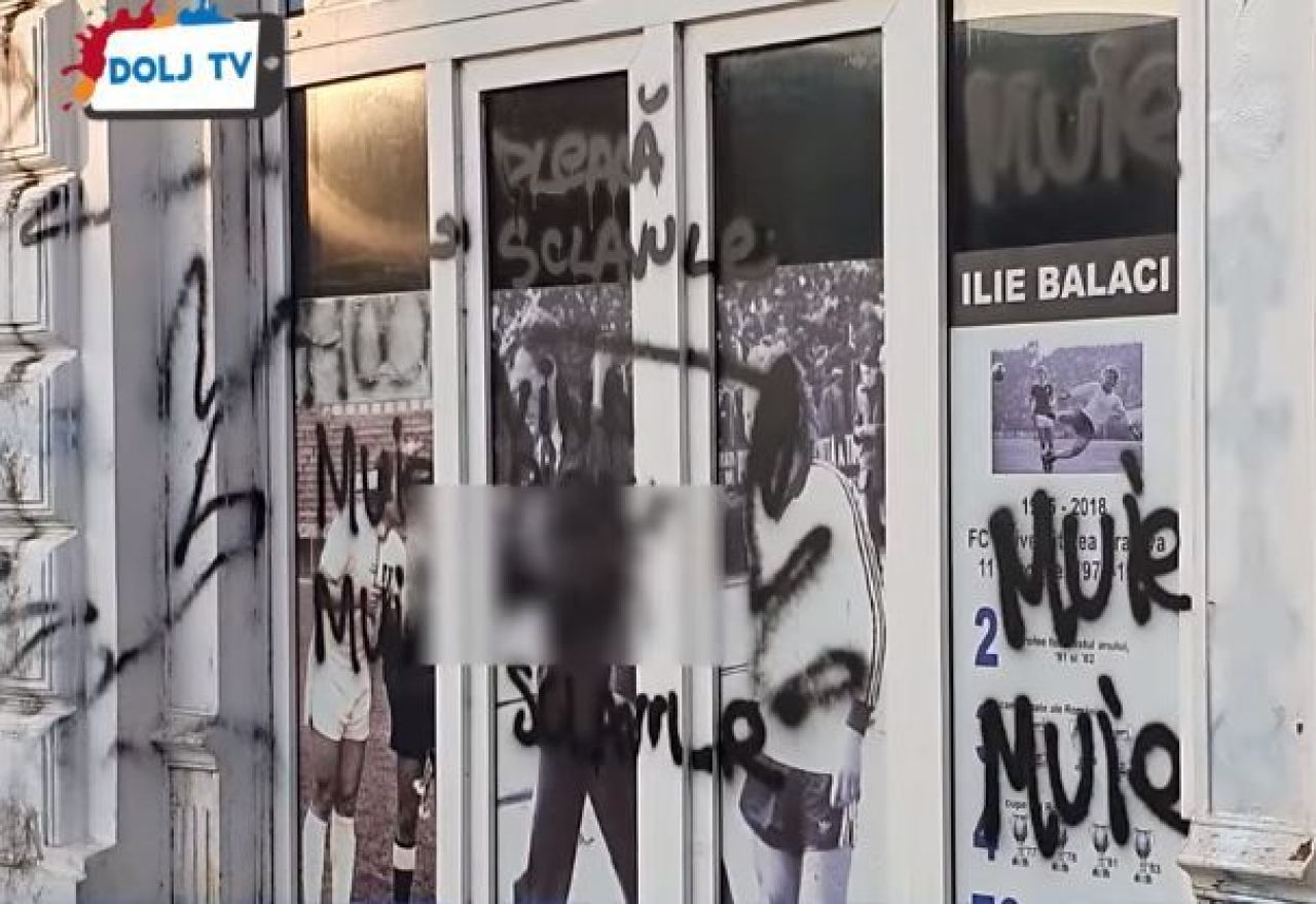 „Pleacă, sclavule!” Sediul lui FCU Craiova a fost vandalizat de fani! Huliganii i-au lăsat lui Mititelu o coroană funerară acasă _16