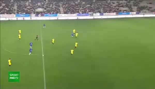 Mihai Rait îi strecoară mingea printre picioare lui Lucian Sânmărtean!