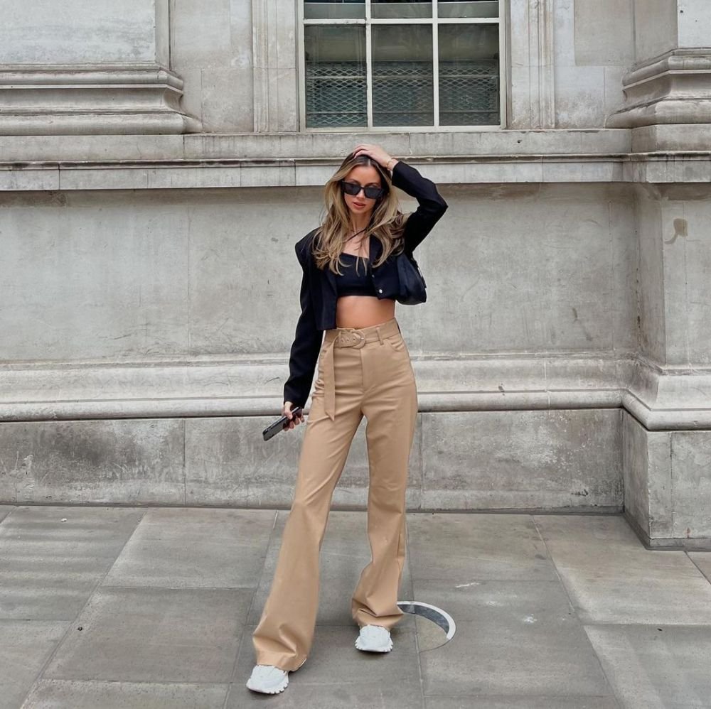 Partenera noului star al Angliei face senzație pe rețelele de socializare. Are 28 de ani, este model și locuiește în Los Angeles_34