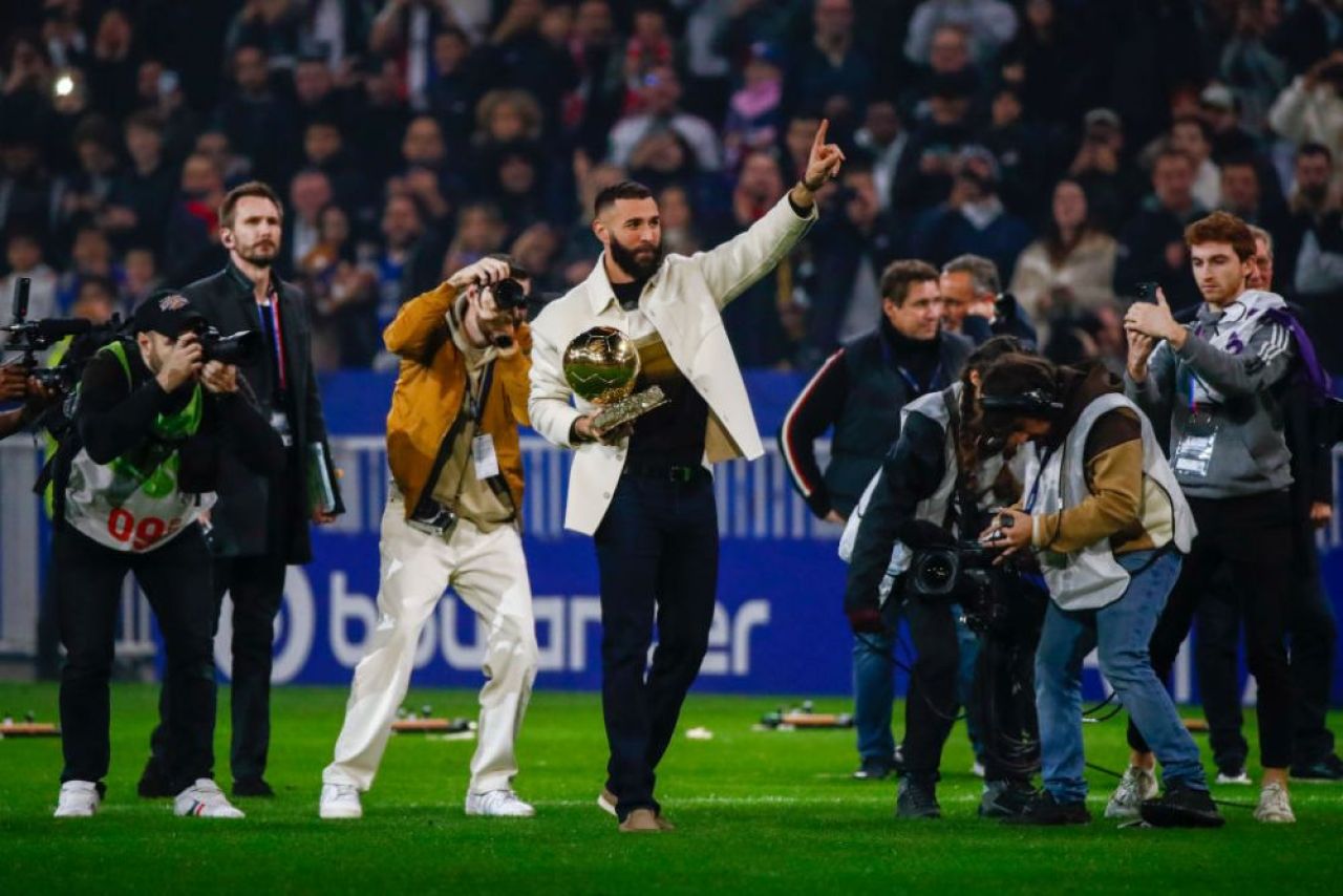 „Balonul de Aur al poporului!” Momente emoționante la meciul lui Olympique Lyon: Karim Benzema și-a prezentat trofeul _1