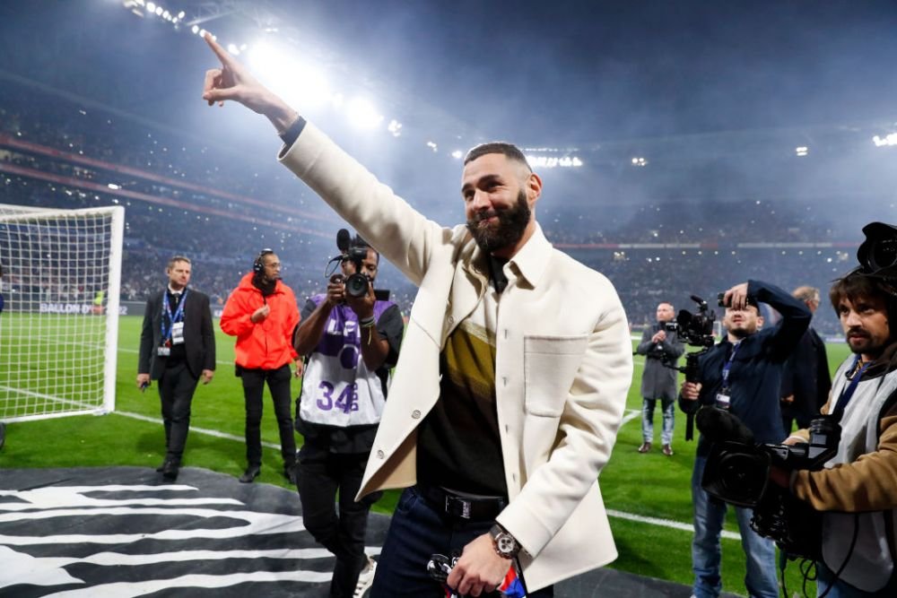 „Balonul de Aur al poporului!” Momente emoționante la meciul lui Olympique Lyon: Karim Benzema și-a prezentat trofeul _3