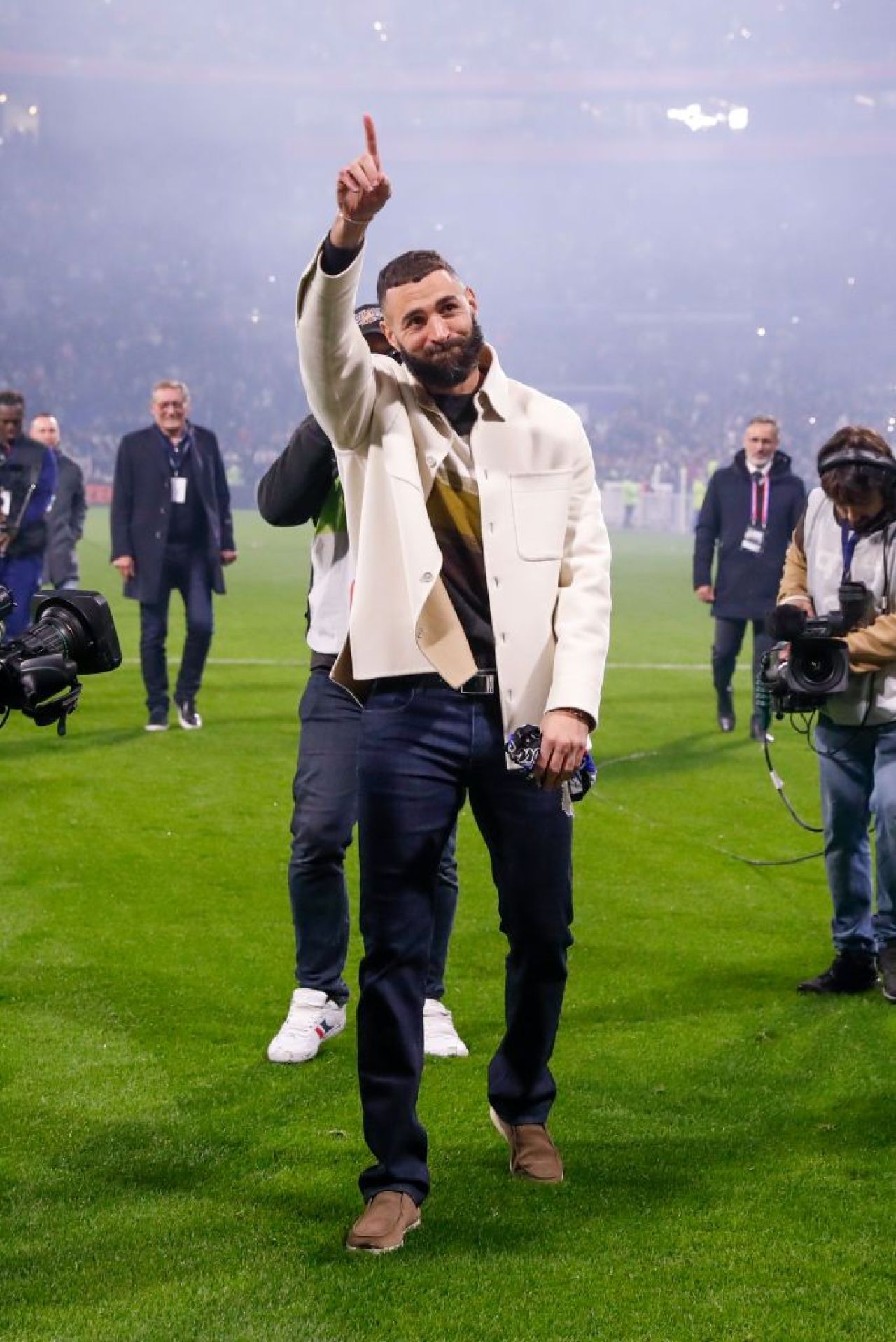 „Balonul de Aur al poporului!” Momente emoționante la meciul lui Olympique Lyon: Karim Benzema și-a prezentat trofeul _4