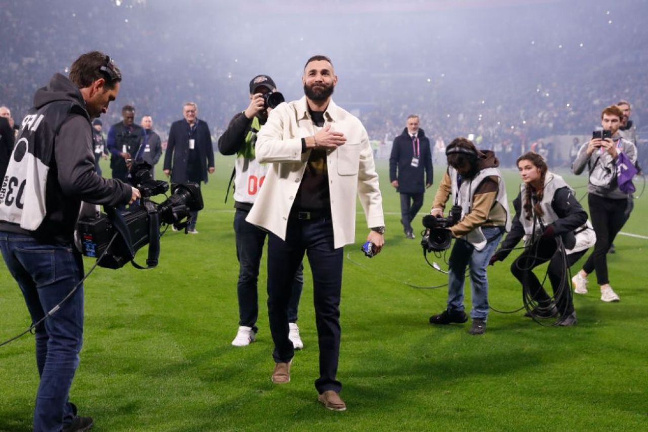 „Balonul de Aur al poporului!” Momente emoționante la meciul lui Olympique Lyon: Karim Benzema și-a prezentat trofeul _6