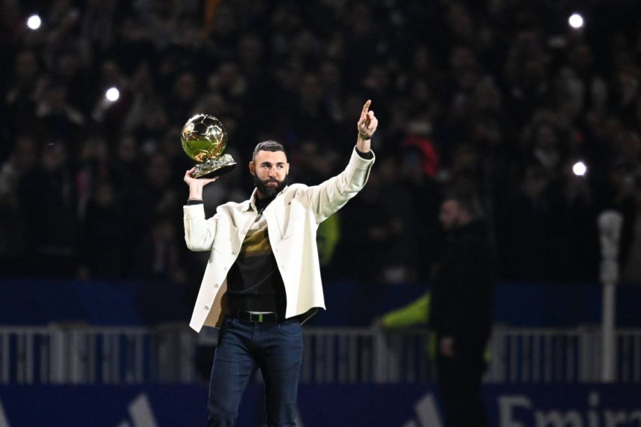 „Balonul de Aur al poporului!” Momente emoționante la meciul lui Olympique Lyon: Karim Benzema și-a prezentat trofeul _10