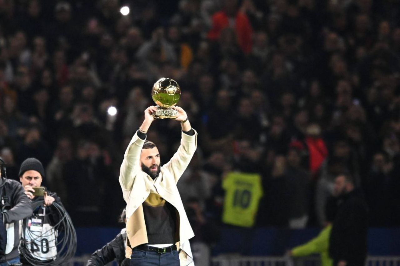 „Balonul de Aur al poporului!” Momente emoționante la meciul lui Olympique Lyon: Karim Benzema și-a prezentat trofeul _11