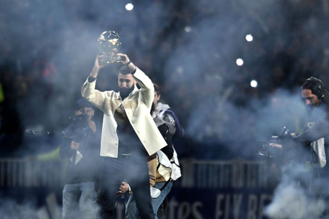 „Balonul de Aur al poporului!” Momente emoționante la meciul lui Olympique Lyon: Karim Benzema și-a prezentat trofeul _13