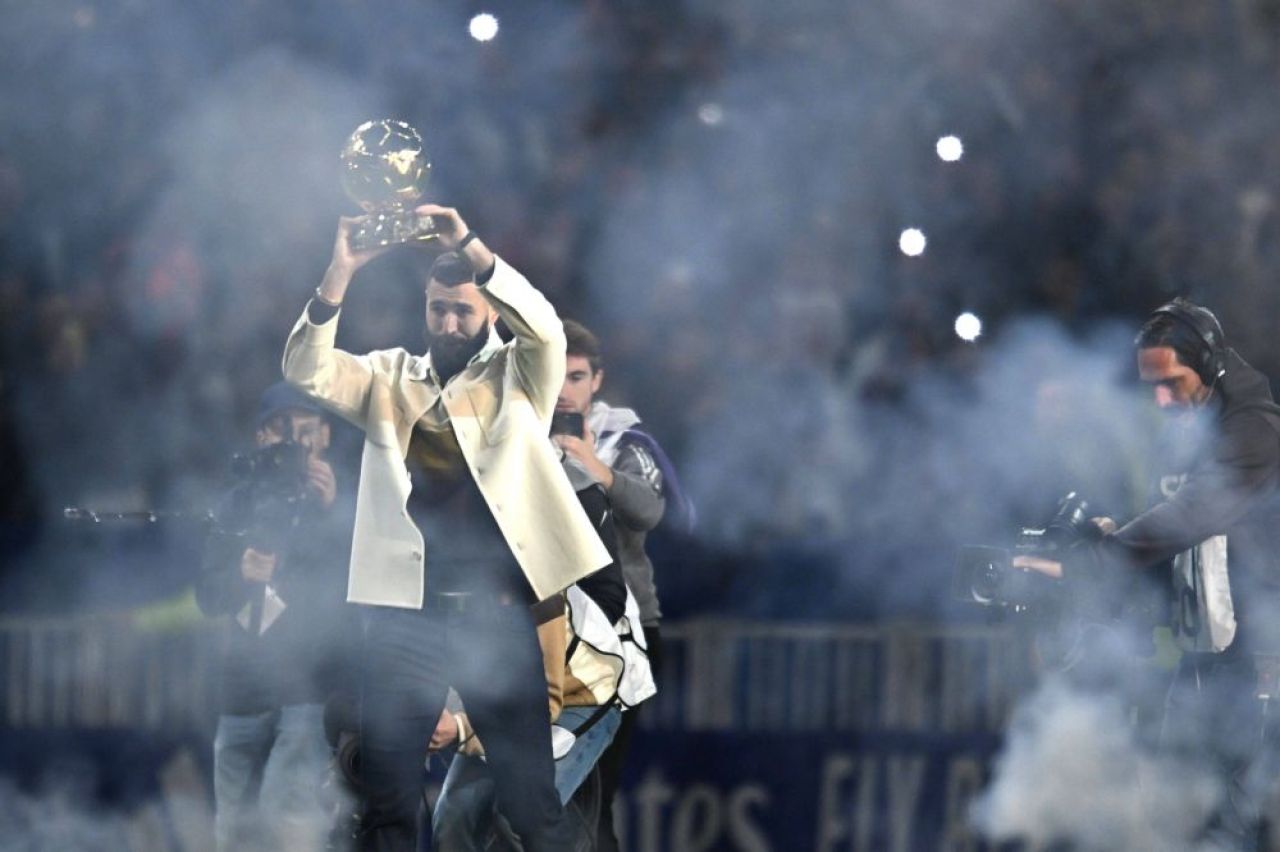 „Balonul de Aur al poporului!” Momente emoționante la meciul lui Olympique Lyon: Karim Benzema și-a prezentat trofeul _14
