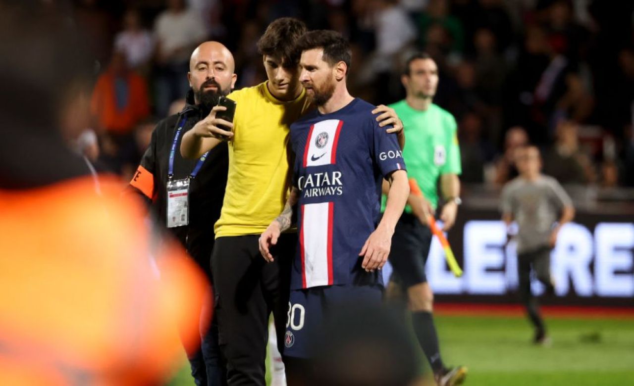 Leo Messi a dezvăluit cum se simte când fanii invadează terenul în timpul meciurilor: „M-au lovit până și pe mine!” _1