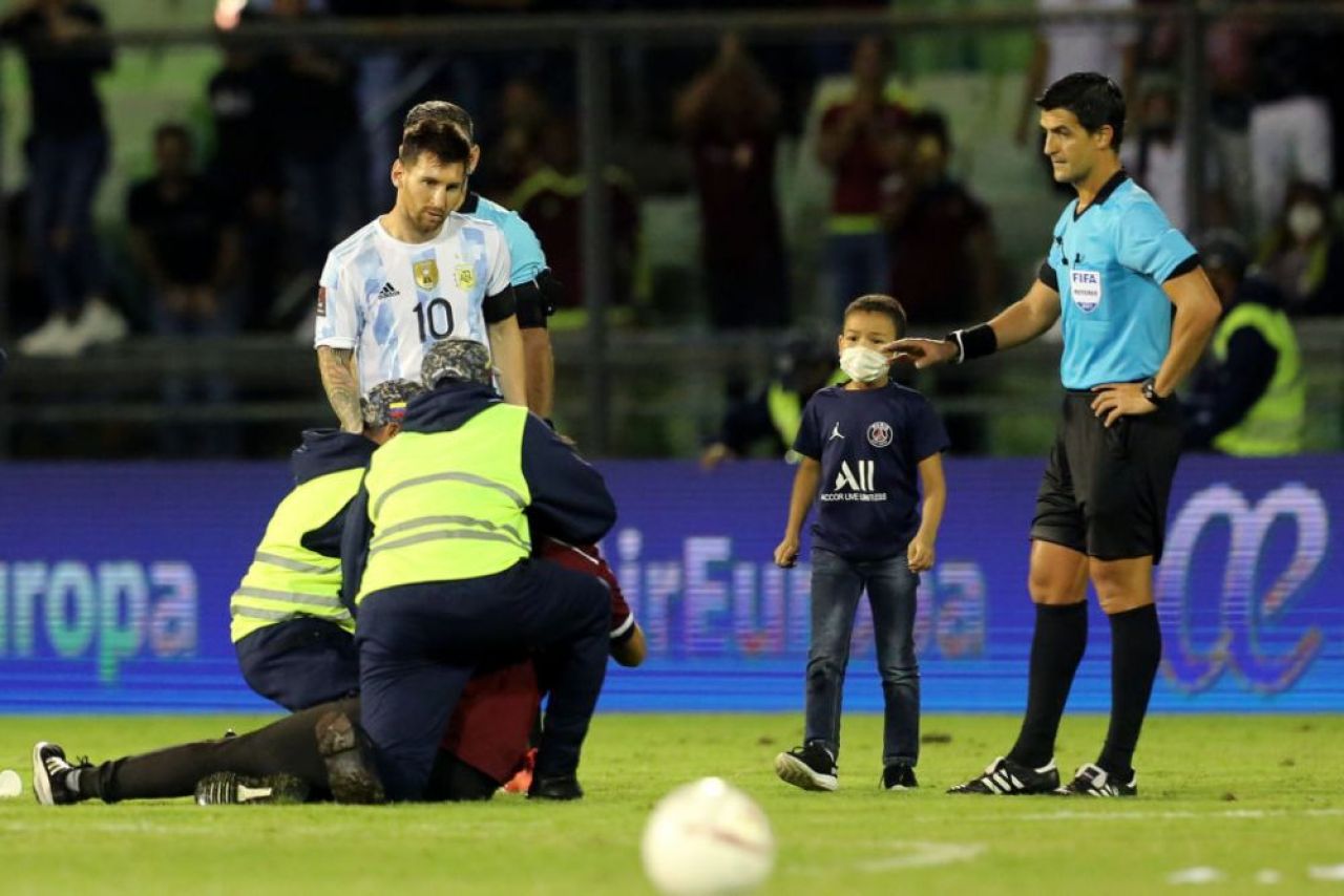 Leo Messi a dezvăluit cum se simte când fanii invadează terenul în timpul meciurilor: „M-au lovit până și pe mine!” _3