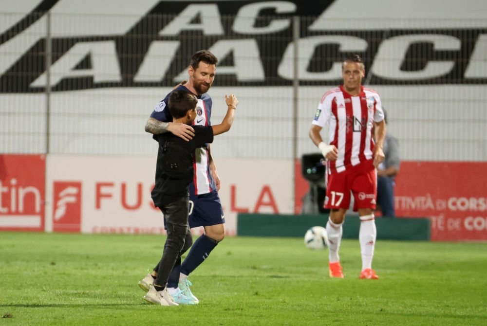 Leo Messi a dezvăluit cum se simte când fanii invadează terenul în timpul meciurilor: „M-au lovit până și pe mine!” _10
