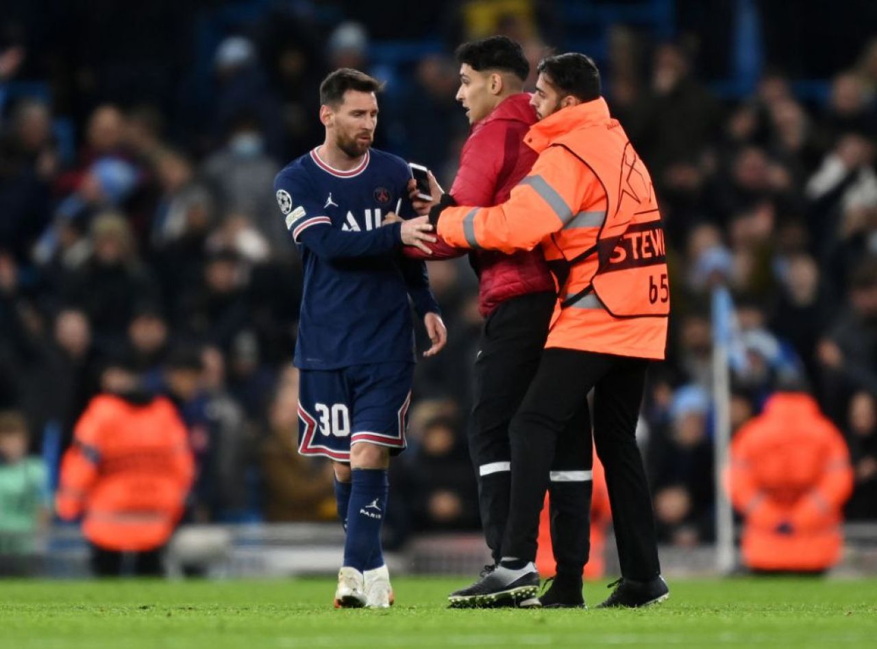 Leo Messi a dezvăluit cum se simte când fanii invadează terenul în timpul meciurilor: „M-au lovit până și pe mine!” _12