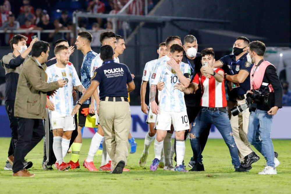 Leo Messi a dezvăluit cum se simte când fanii invadează terenul în timpul meciurilor: „M-au lovit până și pe mine!” _14
