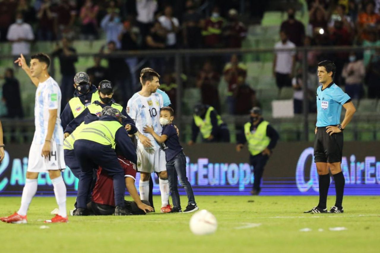Leo Messi a dezvăluit cum se simte când fanii invadează terenul în timpul meciurilor: „M-au lovit până și pe mine!” _16