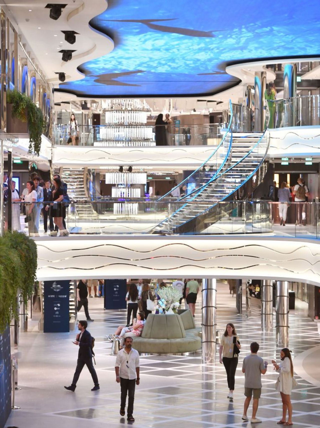 Imagini de senzație cu vasul de croazieră de un miliard de lire pe care vor sta soțiile englezilor în Doha! Cât costă un pachet de cazare_9