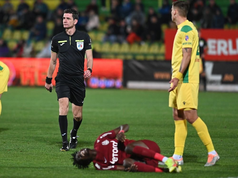 Dacă o comentezi, te faci de r&acirc;s . Horia&nbsp;Mladinovici, pus la zid după faza controversată din CS Mioveni - CFR Cluj