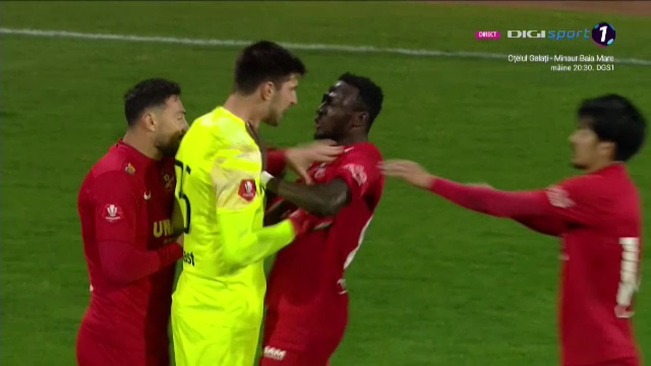 Altercație pe teren între doi jucători de la Hermannstadt! Despărțiți de colegi și sancționați de arbitru_6