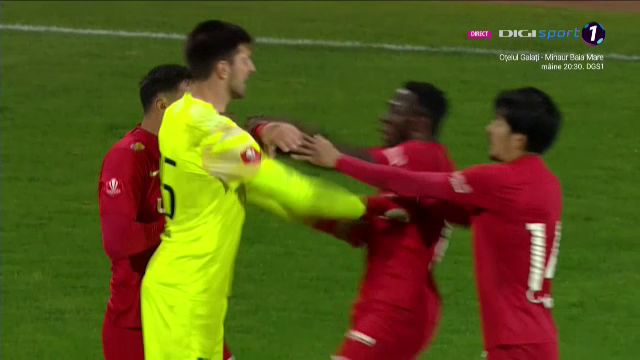 Altercație pe teren între doi jucători de la Hermannstadt! Despărțiți de colegi și sancționați de arbitru_7