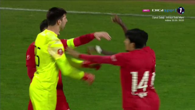 Altercație pe teren între doi jucători de la Hermannstadt! Despărțiți de colegi și sancționați de arbitru_8