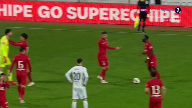 Altercație pe teren între doi jucători de la Hermannstadt! Despărțiți de colegi și sancționați de arbitru_11