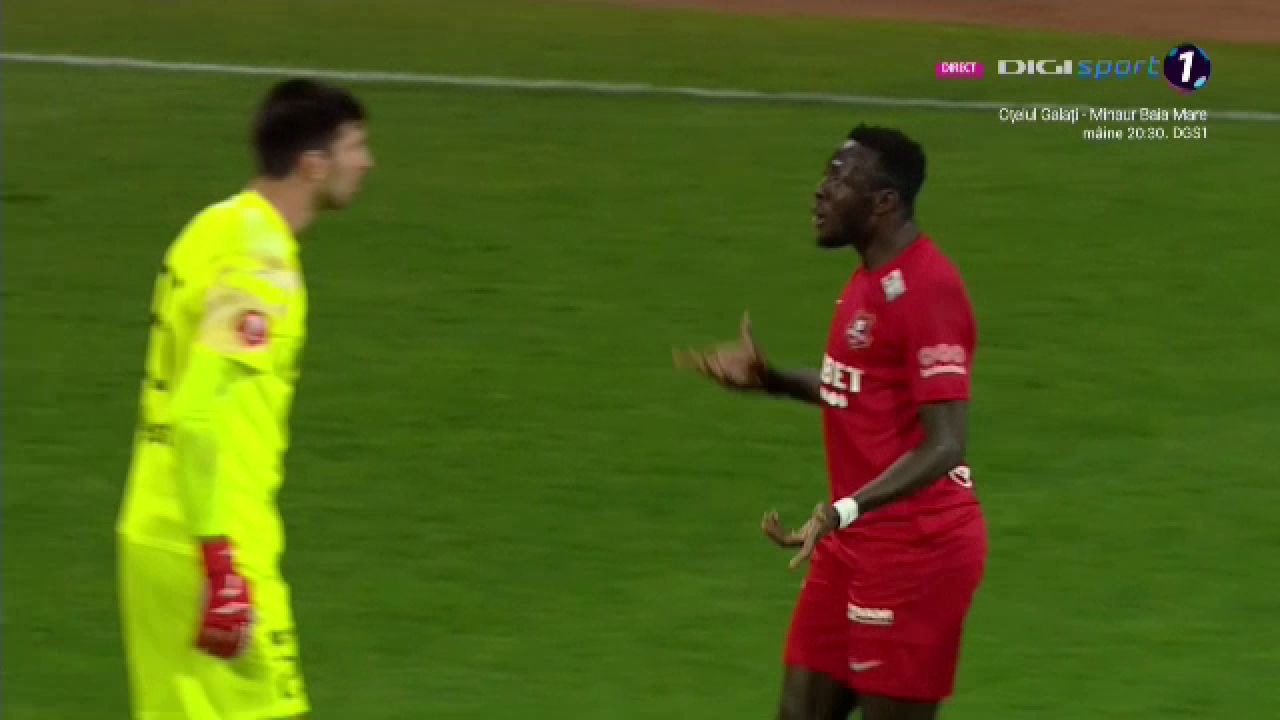 Altercație pe teren între doi jucători de la Hermannstadt! Despărțiți de colegi și sancționați de arbitru_13